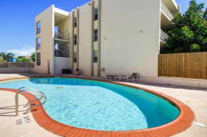 Modern retreat, block to beach w pool & balcony